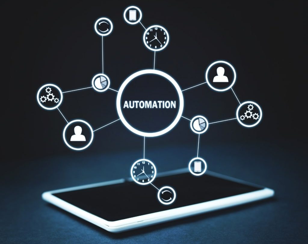 tablet wraz z obrazkiem z napisem automation