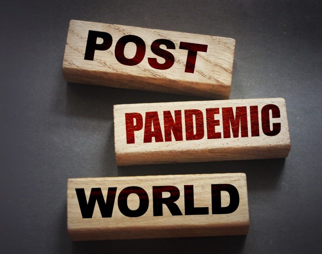 trzy klocki z napisami od góry post, pandemic, world