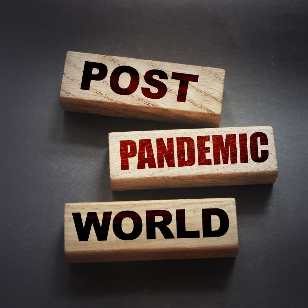 trzy klocki z napisami od góry post, pandemic, world